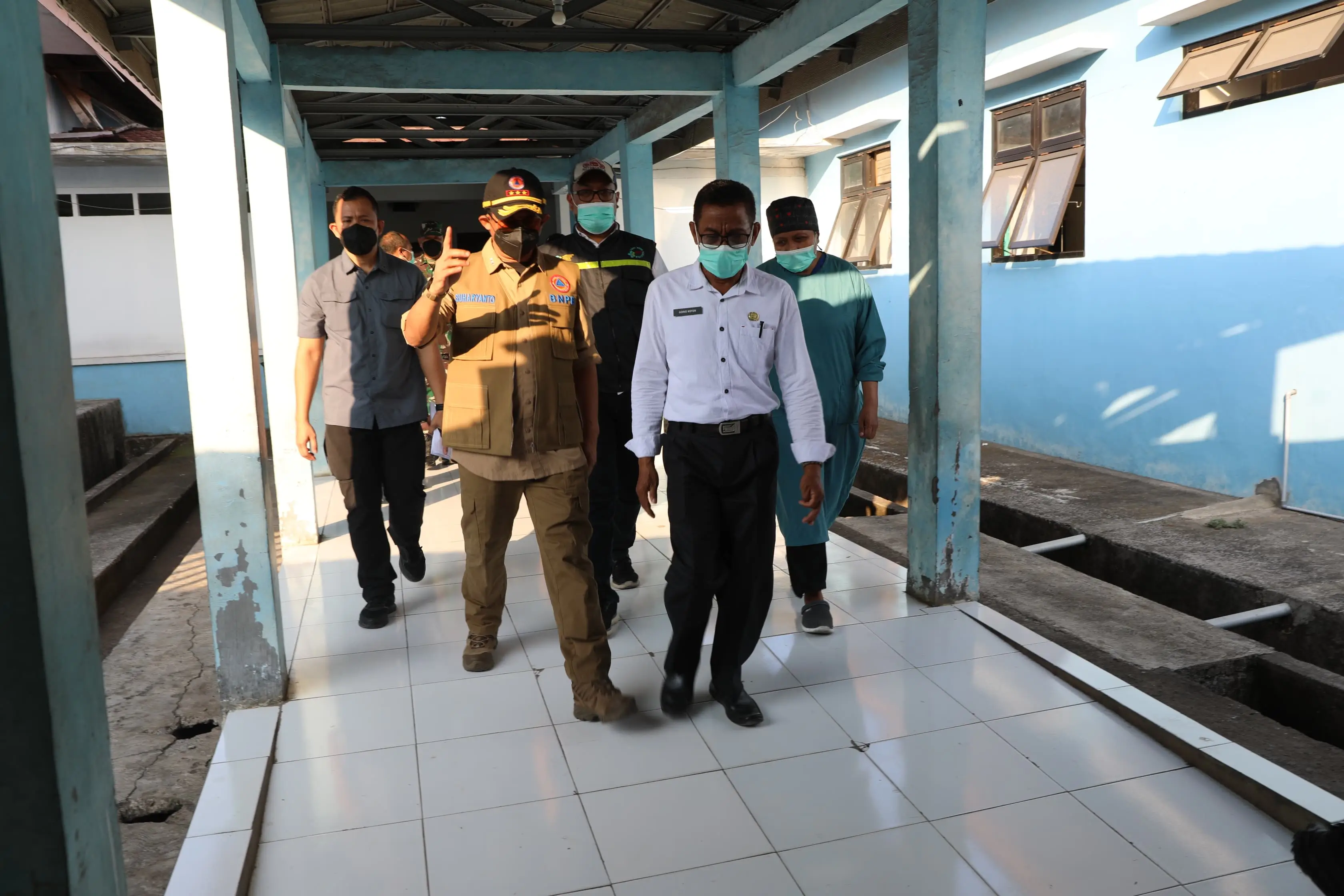 Kepala BNPB Letjen TNI Dr. Suharyanto, S.Sos., M.M (Kemeja dan Rompi Cokelat) saat berada di RSUD Henrikus Fernandez Larantuka mengunjungi korban terdampak erupsi Gunung Lewotobi Laki-Laki di Kabupaten Flores Timur, Nusa Tenggara Timur pada Rabu (6/11).